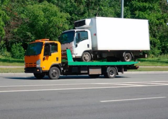 Czy można holować samochód ciężarowy z przyczepą? Przepisy i bezpieczeństwo